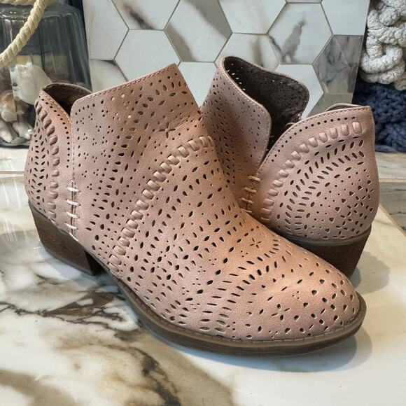 Not Rated Girl's Pink Laser Eyelet Vegan Leather Ankle Booties Size 6.5 - Picture 1 of 9